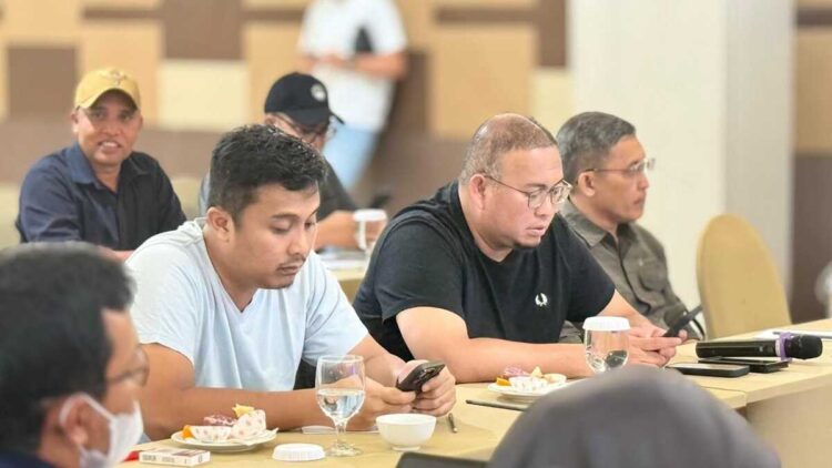 Andre Rosiade Inisiasi Rakor Kepala Daerah dan Balai Kementerian PU, Kerugian Infrastruktur Akibat Banjir di Sumbar Tembus Rp1,6 Triliun 1 Andre Rosiade menginisiasi rakor kepala daerah dan balai Kementerian PU terkait kerugian infrastruktur akibat bencana. (Foto: Tim AR)