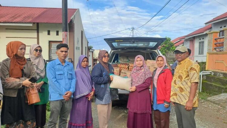 GOW Kabupaten Solok Salurkan Bantuan ke Korban Longsor Bukit Gompong 1 Ketua GOW Kabupaten Solok memberikan bantuan untuk warga terdampak banjir. (Foto: Diskominfo Kabupaten Solok)