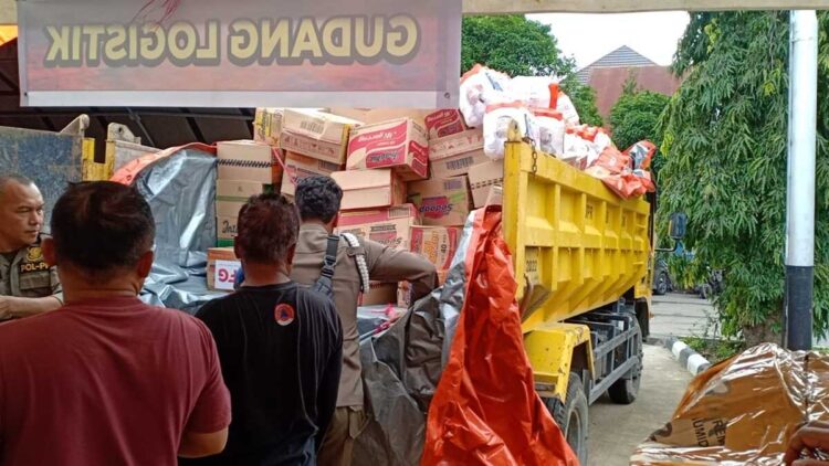 Pemkab Solok menerimba 1 truk bantuan dari BPBD Sumbar. (Foto: Diskominfo Kabupaten Solok)