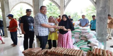 Wali Kota Pariaman Salurkan Bantuan Sembako untuk 250 KK Terdampak Banjir