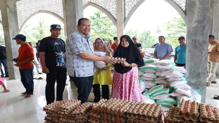 Wako Pariaman menyalurkan bantuan sembako kepada warga terdampak banjir. (Foto: Ist)