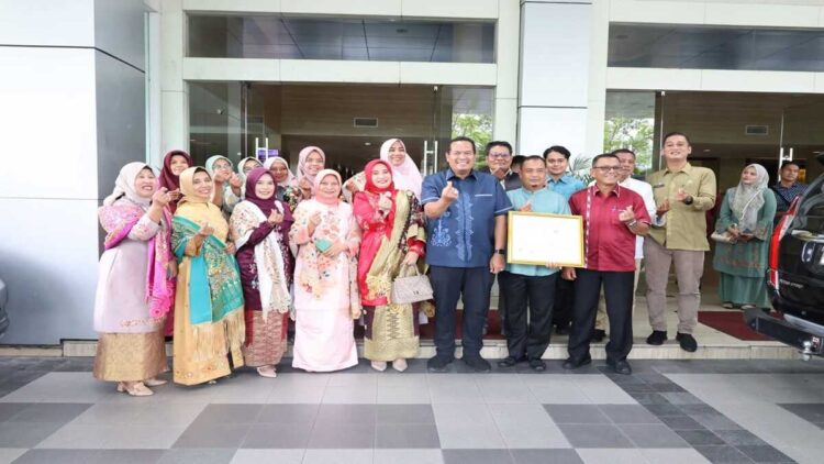 Pemko Pariaman Terima Sertifikat IG untuk Sulaman Kapalo Panitik Nareh 1 Sulaman Kapalo Panitik Nareh Kota Pariaman menerima sertifikat IG dari Kementerian Hukum dan HAM. (Foto: Ist)