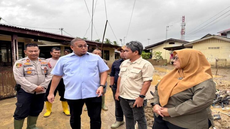 Andre Rosiade Perbaiki Rumah Dinas Personel Polsek Pauh Padang yang Rusak karena Banjir Bandang 1 Andre Rosiade meninjau kondisi rumah dinas personel Polsek Pauh yang rusak akibat banjir bandang. (Foto: Tim AR)