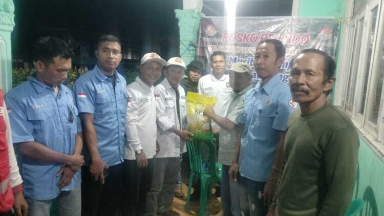 Wabup Solok Candra menerima bantuan untuk korban banjir dari kepala desa di Kabupaten Merangin, Jambi. (Foto: Diskominfo Kabupaten Solok)