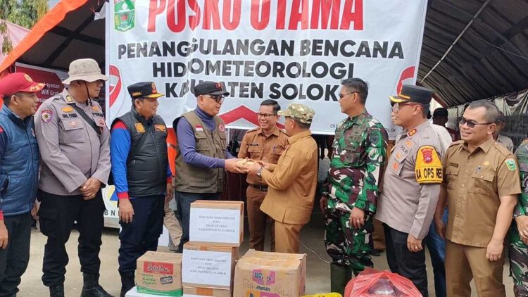 Pemkab Solok menerima bantuan bencana dari Pemkab Pelalawan. (Foto: Diskominfo Kabupaten Solok)