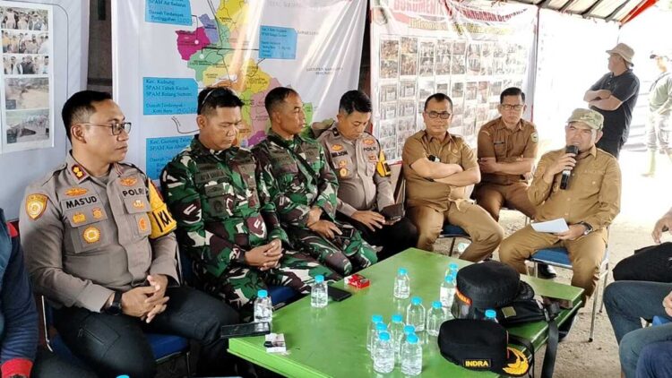 Wabup Solok Candra menyampaikan kondisi terkini penanganan bencana di Kabupaten Solok. (Foto: Diskominfo Kabupaten Solok)