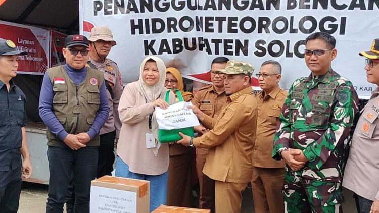 Universitas Jambi menyalurkan bantuan untuk korban bencana di Kabupaten Solok. (Foto: Diskominfo Kabupaten Solok)