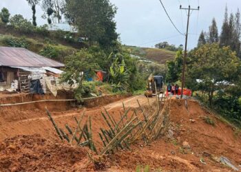 Warga Alahan Panjang Gotong-Royong Perbaiki Jalan Putus Akibat Longsor