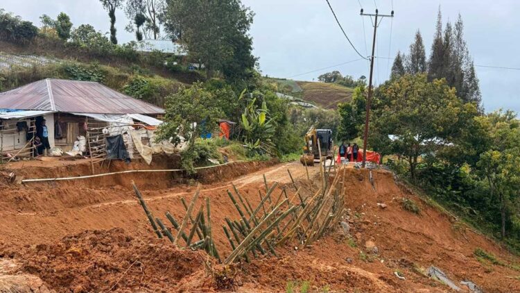 Warga Jorong Batu Putiah, Lembah Gumanti melakukan goro secara swadaya memperbaiki jalan putus akibat longsor. (Foto: Diskominfo Kabupaten Solok)