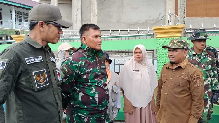 TNI-Pemkab Solok Percepat Pemulihan Pascabencana, Pangkogabwilhan I Turun ke Lapangan 1 Panglima Komando Gabungan Wilayah Pertahanan I, Letnan Jenderal Kunto Ariwibowo, meninjau langsung sejumlah lokasi terdampak bencana di Kabupaten Solok. (Foto: Diskominfo Kabupaten Solok)