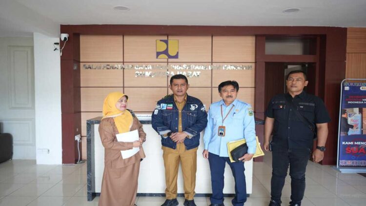 Bupati Solok Jon Firman Pandu berkunjung ke kantor Balai Penataan Bangunan Prasarana dan Kawasan Sumatera Barat. (Foto: Diskominfo Kabupaten Solok)