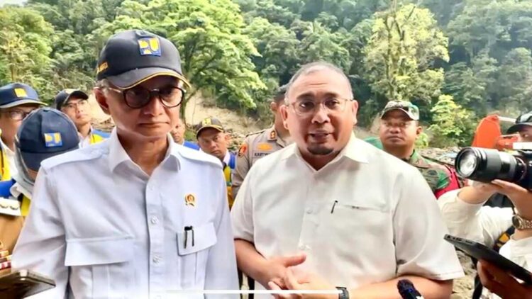 Andre Rosiade: Menteri PU Ajukan Rp13,52 Triliun Dana Rehab Rekon Sumbar ke Presiden Prabowo 1 Andre Rosiade mendampingi Menteri PU Dody Hanggodo meninjau jalan Lembah Anai pascabencana. (Foto: Tim AR)