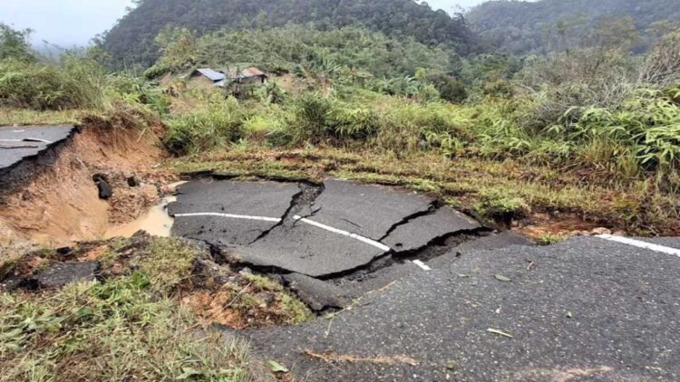 Warga Pagadih, Kecamatan Palupuh, Kabupaten Agam, sedang melewati jalan yang tertimbun material tanah longsor. Dok ANTARA/HO/Syafril