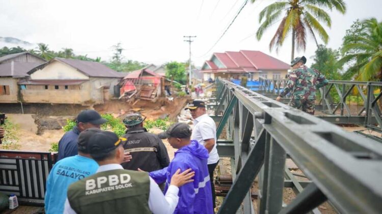 Bupati Solok Tinjau Progres Jembatan Bailey di Sawah Suduik 1 Bupati Solok Jon Firman Pandu meninjau progres pembangunan jembatan Bailey di Sawah Suduik. (Foto: Diskominfo Kabupaten Solok)
