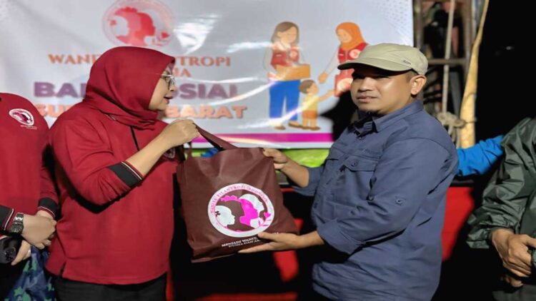 WFI Salurkan Bantuan ke 2.000 Warga Terdampak Banjir di Kabupaten Solok 1 WFI menyalurkan bantuan untuk warga terdampak bencana di Kabupaten Solok. (Foto: Diskominfo Kabupaten Solok)