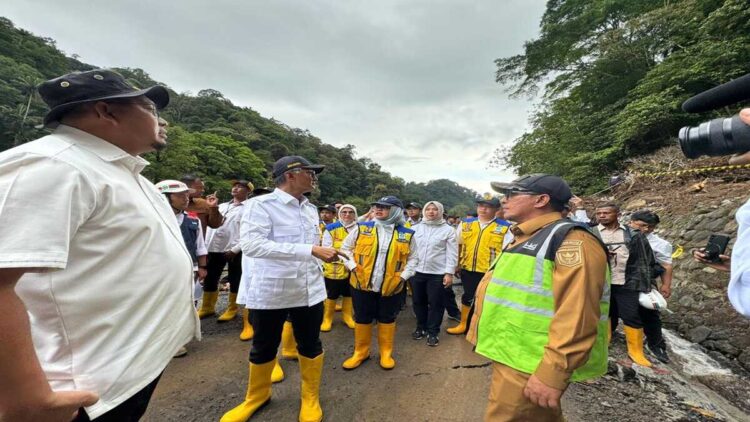 Andre Rosiade bersama Menteri PU dan Bupati Tanah Datar meninjau kawasan Lembah Anai pascabanjir bandang. (Foto: Tim AR)