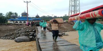 Tim Gabungan Maksimalkan Distribusi Logistik lewat Jalur Darat ke Palembayan, Agam 13 Tim Gabungan Maksimalkan Distribusi Logistik lewat Jalur Darat ke Palembayan, Agam