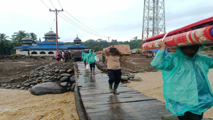 Tim gabungan mendistribusikan logistik untuk warga terdampak banjir bandang di Palembayan, Kabupaten Agam. (Foto: BNPB)
