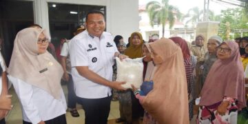 Wako Pariaman Salurkan Beras Bapanas untuk Warga Terdampak Banjir dan Longsor 13 Wako Pariaman Salurkan Beras Bapanas untuk Warga Terdampak Banjir dan Longsor