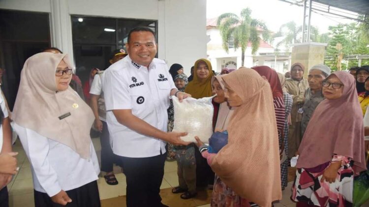 Wako Pariaman Salurkan Beras Bapanas untuk Warga Terdampak Banjir dan Longsor 1 Pemko Pariaman salurkan bantuan beras dari Bapanas untuk warga. (Foto: Ist)