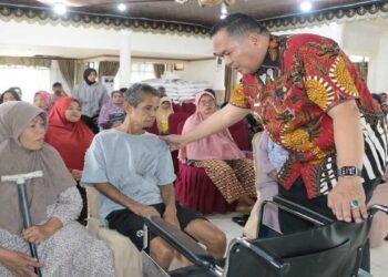 Pemko Pariaman Serahkan Bantuan Alat Bantu dan Sandang untuk Warga Terdampak Sosial