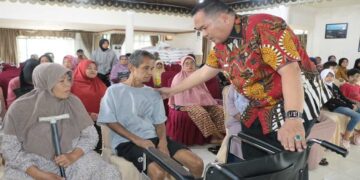 Pemko Pariaman Serahkan Bantuan Alat Bantu dan Sandang untuk Warga Terdampak Sosial