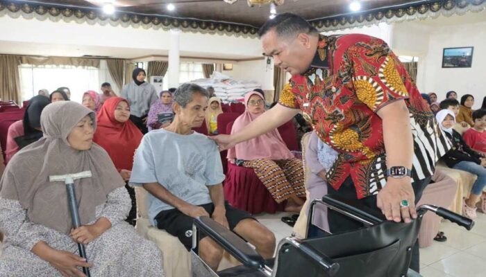 Pemko Pariaman Serahkan Bantuan Alat Bantu dan Sandang untuk Warga Terdampak Sosial