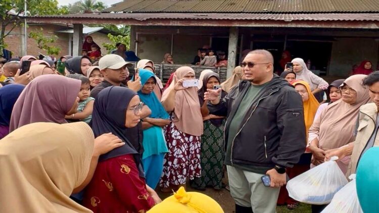 Andre Rosiade Serahkan Ratusan Sembako di Kampung Jambak Koto Tangah, Tampung Aspirasi Perbaikan Jembatan dan Jaringan PDAM 1 Andre Rosiade menyerahkan bantuan sembako dan berdialog dengan warga terdampak banjir di Kampung Jambak Koto Tangah, Padang. (Foto: Tim AR)