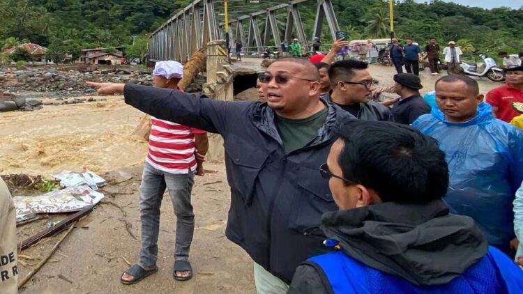 Andre Rosiade Pastikan APBN untuk Pemulihan Jalan dan Jembatan Batu Busuk Pauh Padang Pascagalodo 1 Andre Rosiade mendatangi lokasi terdampak banjir bandang di Kelurahan Lambung Bukik, Kota Padang. (Foto: Tim AR)