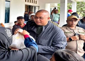 Andre Rosiade Bagikan 1.000 Sembako untuk Korban Galodo di Batu Busuk Padang