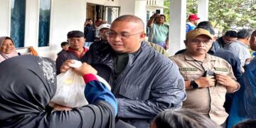 Andre Rosiade Bagikan 1.000 Sembako untuk Korban Galodo di Batu Busuk Padang 13 Andre Rosiade Bagikan 1.000 Sembako untuk Korban Galodo di Batu Busuk Padang