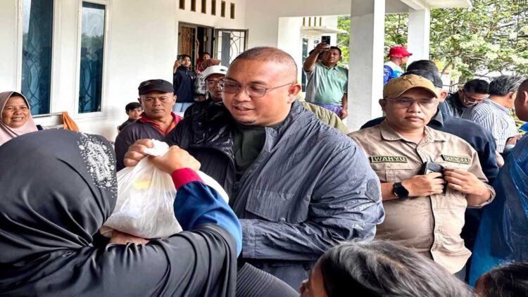 Andre Rosiade Bagikan 1.000 Sembako untuk Korban Galodo di Batu Busuk Padang 1 Andre Rosiade membagikan ribuan sembako untuk korban galodo di Batu Busuk, Kota Padang. (Foto: Tim AR)
