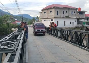 Dua unit jembatan bailey yang dibangun pascabencana sudah bisa dilewati masyarakat. (Foto: Diskominfo Kabupaten Solok)