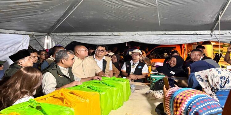 Home 46 Andre Rosiade mendampingi Ketua MPR mengunjungi korban banjir bandang di Kota Padang. (Foto: Tim AR)