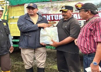 Andre Rosiade Bagikan 2.000 Sembako dan Datangkan Alat Berat untuk Penanganan Galodo Maninjau