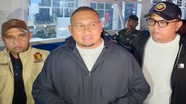 Mencekam! Andre Rosiade Antar 500 Nasi Bungkus ke Pengungsi Banjir Bandang Pauh Padang 1 Andre Rosiade mengantarkan ratusan nasi bungkus untuk pengungsi banjir bandang di Pauh, Padang. (Foto: Tim AR)