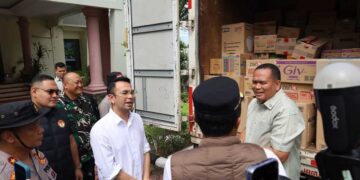 Wako Pariaman Terima Bantuan Pascabencana dari Utusan Presiden Raffi Ahmad 13 Wako Pariaman Terima Bantuan Pascabencana dari Utusan Presiden Raffi Ahmad