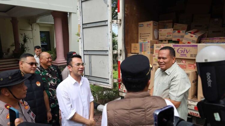 Wako Pariaman Terima Bantuan Pascabencana dari Utusan Presiden Raffi Ahmad 1 Pemko Pariaman menerima bantuan untuk bencana banjir dari Raffi Ahmad. (Foto: Ist)