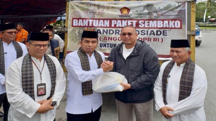 Andre Rosiade menyerahkan ribuan paket sembako untuk warga Kota Solok. (Foto: Tim AR)