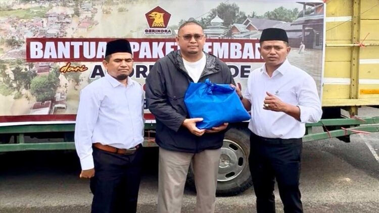Andre Rosiade Serahkan 5.000 Paket Sembako untuk Korban Bencana Banjir Bandang Kabupaten Solok 1 Andre Rosiade menyalurkan ribuan paket sembako di Kabupaten Solok. (Foto: Ist)