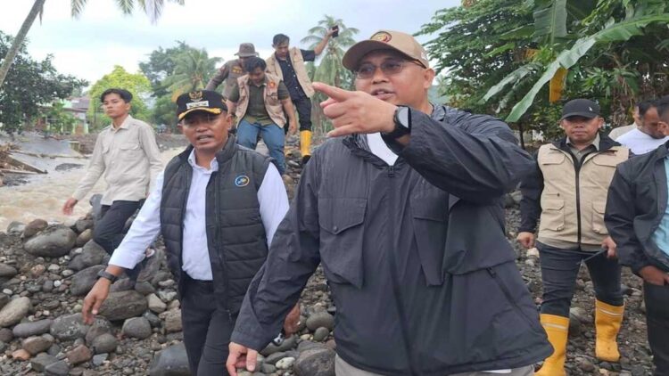 Andre Rosiade bersama Bupati Solok Jon Firman Pandu saat meninjau kondisi daerah pascabencana. (Foto: Tim AR)