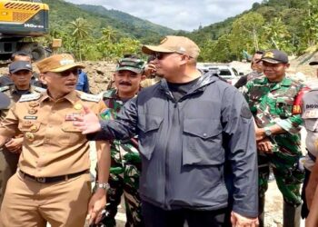 Andre Rosiade meninjau kondisi jalan Bayang-Alahan Panjang yang terputus akibat banjir bandang. (Foto: Tim AR)