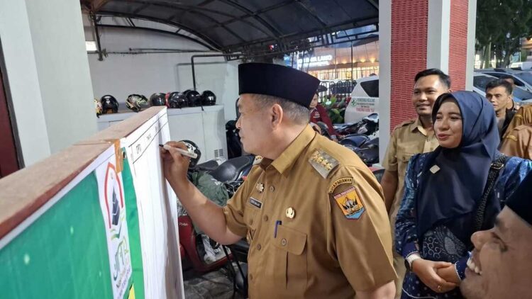 Wako Pariaman memberikan dukungan untuk kafilah yang berlaga di MTQ Sumbar di Bukittinggi. (Foto: Ist)