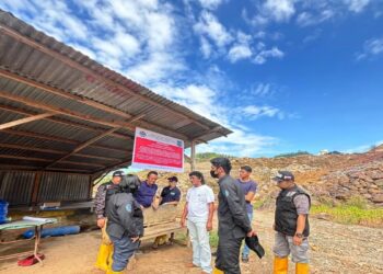 Petugas Gakkum KLH/BPLH di salah satu lokasi perusahaan pertambangan yang diduga menyebabkan sedimentasi DAS Batang Kuranji dan memperparah banjir di Sumbar. (ANTARA/HO-KLH)