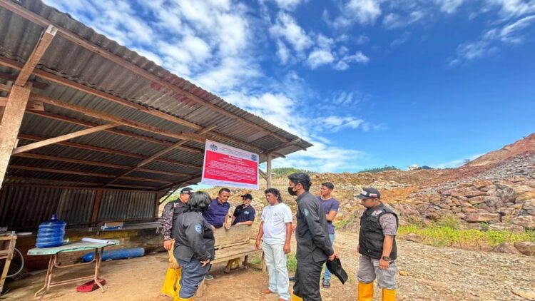 Petugas Gakkum KLH/BPLH di salah satu lokasi perusahaan pertambangan yang diduga menyebabkan sedimentasi DAS Batang Kuranji dan memperparah banjir di Sumbar. (ANTARA/HO-KLH)