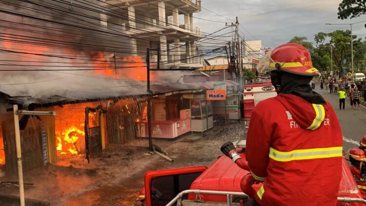 Kebakaran hebat melanda kawasan pertokoan Jalan Prof Hamka, Kota Padang. (Foto: Dinas Damkar Padang)