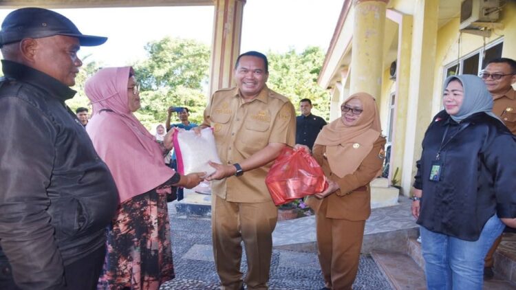 Wako Pariaman Yota Balad menerima bantuan dari Bapanas untuk warga terdampak banjir. (Foto: Ist)