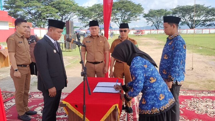 Bupati Solok Jon Firman Pandu mengambil sumpah 2.436 PPPK Paruh Waktu di lingkungan Pemkab Solok. (Foto: Diskominfo Kabupaten Solok)