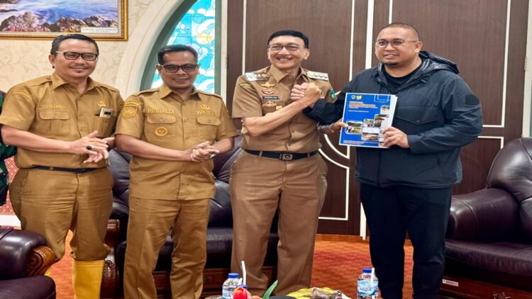 Andre Rosiade foto bersama bupati dan jajaran Pemkab Pessel. (Foto: Tim AR)