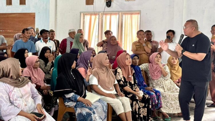 Andre Rosiade bertemu ibu-ibu nasabah PNM Mekaar di Kecamatan Koto XI Tarusan, Pessel. (Foto: Tim AR)